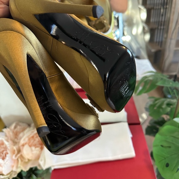 Roger Vivier Olive Satin Buckle Platform Heels Size 6.5 - Picture 5 of 5